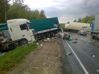 Грузовик стал причиной столкновения трёх фур на рязанской трассе