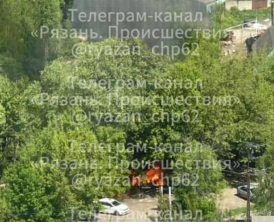 На Михайловском шоссе в Рязани загорелся блок хозпостроек