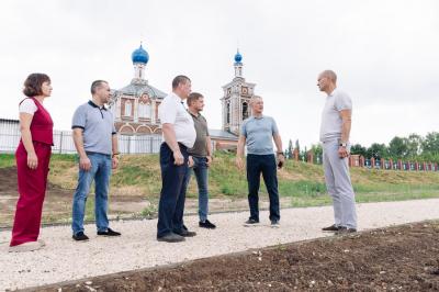 Аркадий Фомин проверил ход работ по благоустройству второго этапа набережной в Шилово