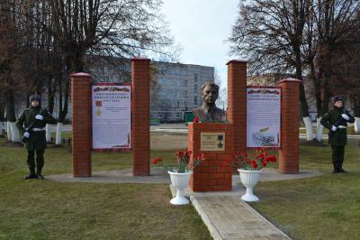 В Рыбном открыли бюст Героя Советского Союза Виктора Мирошниченка