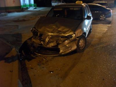 В Рязани Renault Logan врезался в «скорую» и отбросил её на припаркованный Opel