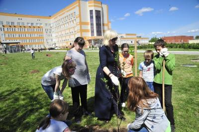 На территории Рязанского перинатального центра появилась Детская аллея