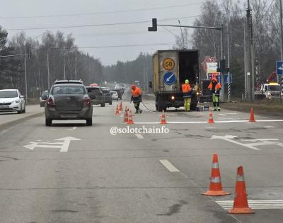 На повороте у села Поляны под Рязанью наносят новую разметку