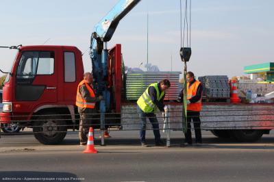 На Северной окружной дороге начали менять тросовое ограждение