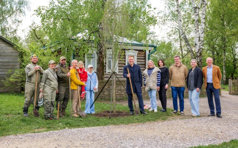 ГК «Зелёный сад – наш дом» и музей-заповедник Есенина высадили деревья на родине поэта