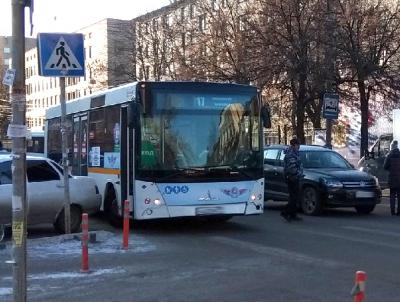 На улице Каширина произошло массовое ДТП с участием автобуса