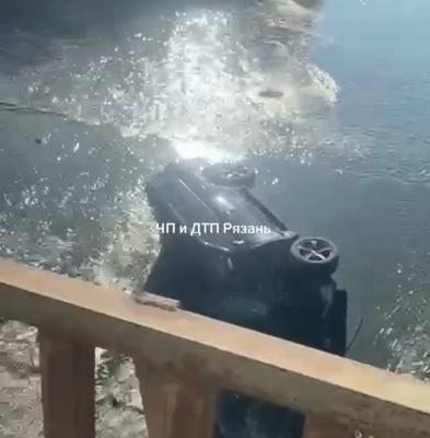 В Ермиши водитель Lexus впал в кому после падения с плотины 