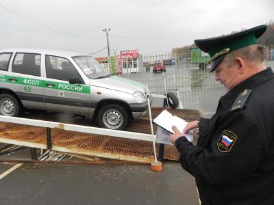 Рязанские судебные приставы посоревновались в мастерстве управления автомобилем
