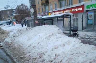 Рязанцы пожаловались на неочищенные остановки и падающие глыбы льда