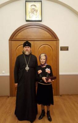Митрополит Марк вручил патриаршую награду Клавдии Комаровой