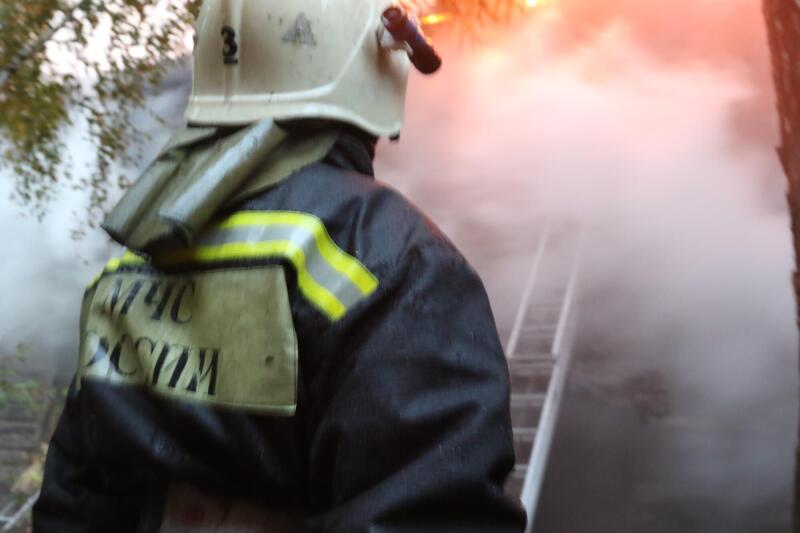 Огонь повредил в Рязани две квартиры, пострадал человек