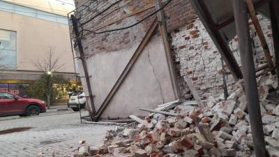 Рязанцы пожаловались на падающие со здания в центре города кирпичи