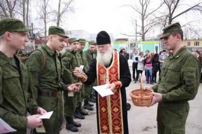 Рязанские новобранцы отправилась на службу с пасхальными яйцами