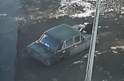 В Дядьково под Рязанью легковушка застряла в луже