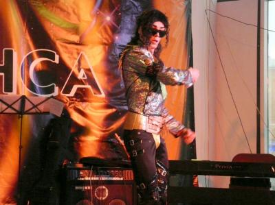 Официальный двойник Майкла Джексона в России вышел на рязанскую сцену