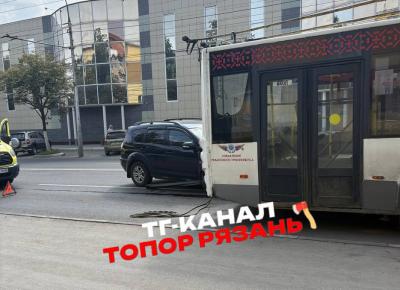 В Горроще Рязани легковушка влетела в троллейбус