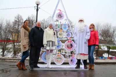 На Лыбедском бульваре выросли семь альтернативных ёлок