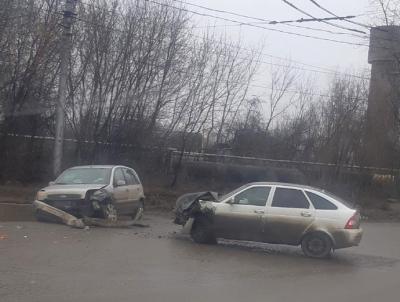 На улице Промышленной жёстко столкнулись Ford Fusion и «Лада Приора»