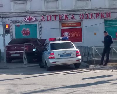 В центре Рязани машина врезалась в аптеку