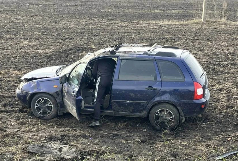 Под Сапожком Lada опрокинулась в кювет, пострадали взрослый и ребёнок