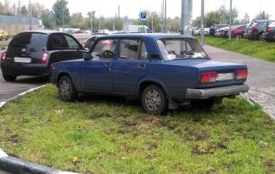 Свыше 2000 рязанцев поплатились за парковку на газонах