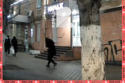 В Рязани на женщину что-то упало с крыши дома