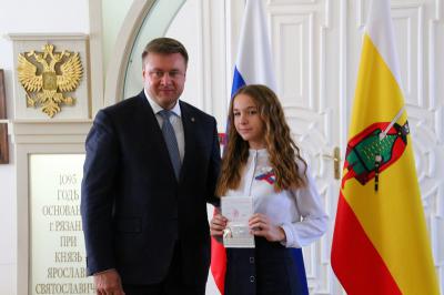 Николай Любимов помог рязанским школьникам стать гражданами России