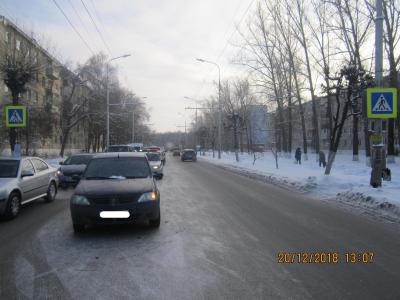 В Приокском Renault Logan сбил двух девушек