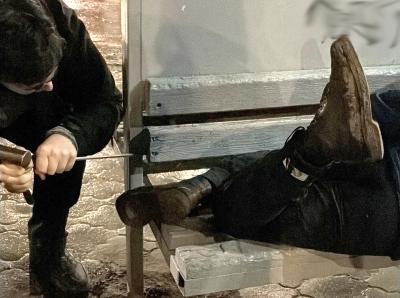 Волонтёры помогли рязанке, застрявшей коленом в уличной лавке