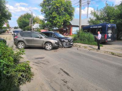 На улице Татарской столкнулись две иномарки