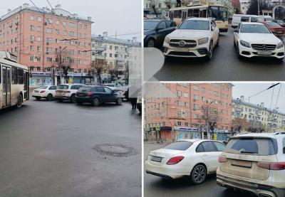 Припаркованные в центре Рязани машины парализовали движение троллейбусов