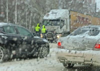На улице Советской Армии в Рязани вновь буксуют фуры