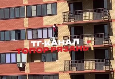 В Дядьково спасли человека, застрявшего на стене многоэтажки