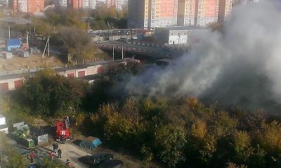 Несмотря на все усилия пожарных, огонь всё-таки поглотил нежилой дом в Рязани