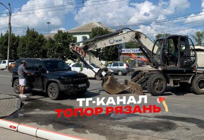 В Рязани внедорожник не разъехался с экскаватором