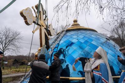 Митрополит Марк освятил крест на купол колокольни в Рязанском районе