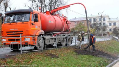 Возле Рязанского цирка устранили засор канализации