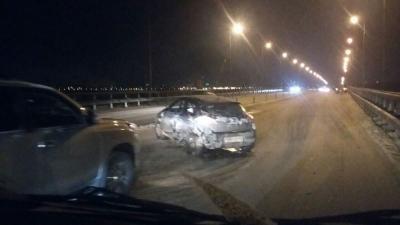 На мосту через Оку столкнулись Lada Largus и Renault Megane