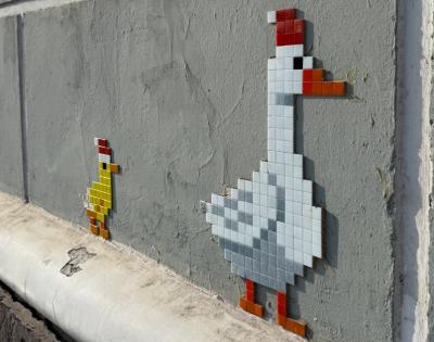 В Рязани пропал пиксельный гусёнок со здания бывшего «Детского мира»