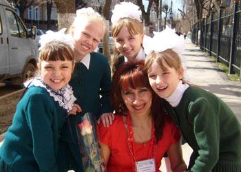 Педагог Елена Буркина с воспитанницами