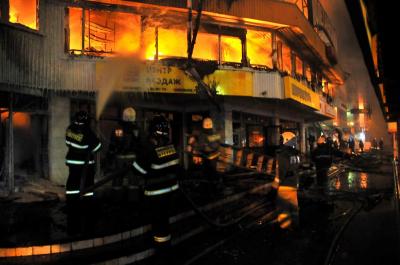 Арендаторам Полетаевского рынка позволили вывезти уцелевший товар