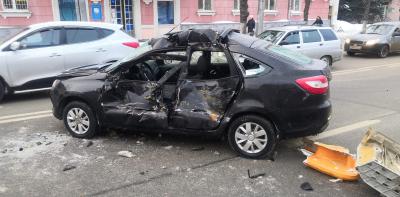 Появились подробности столкновения легковушки и грузовика в центре Рязани