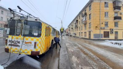 На Первомайском проспекте пенсионерка угодила под троллейбус