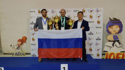 Сергей Косьяненко (в центре)