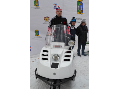 Лыжникам посёлка Тума подарили снегоход