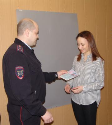 Сотрудники ГИБДД вручили памятки начинающим рязанским автолюбителям