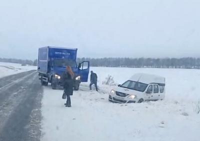 Под Скопином автомобиль медслужбы улетел в кювет