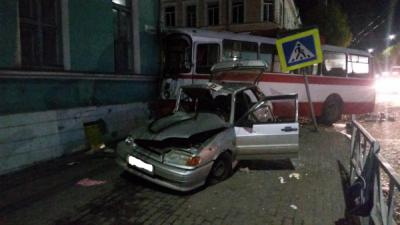 Ночью в центре Рязани ВАЗ-2114 не уступил дорогу автобусу