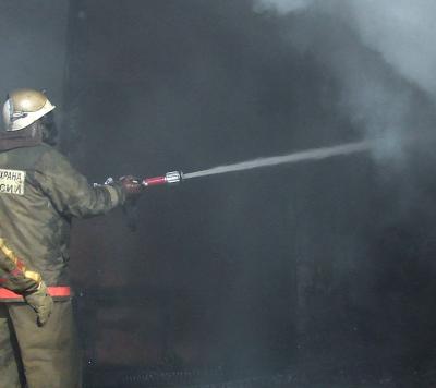 В Зеленинских двориках сгорело здание автозаправки