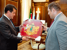 Виталий Артёмов и мэр Казани обменялись подарками